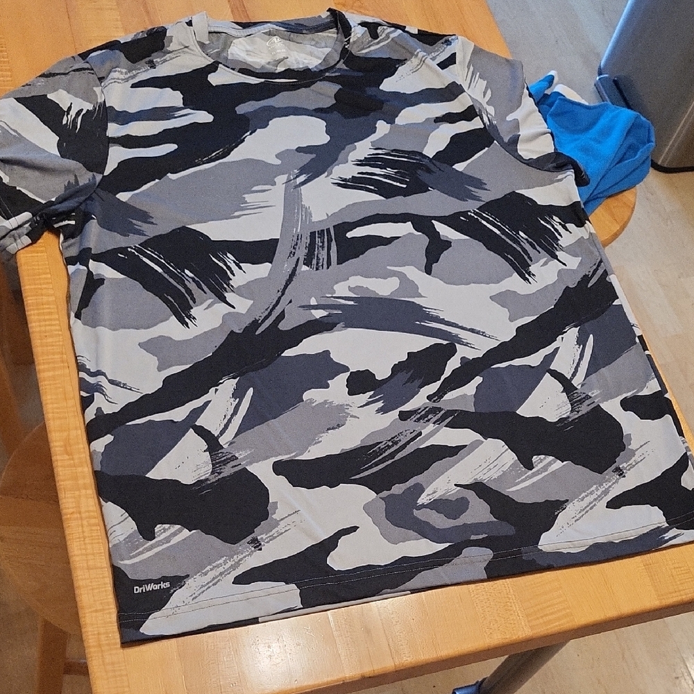 Athletic Works Black & Gray Short Sleeve Shirt DriWorks